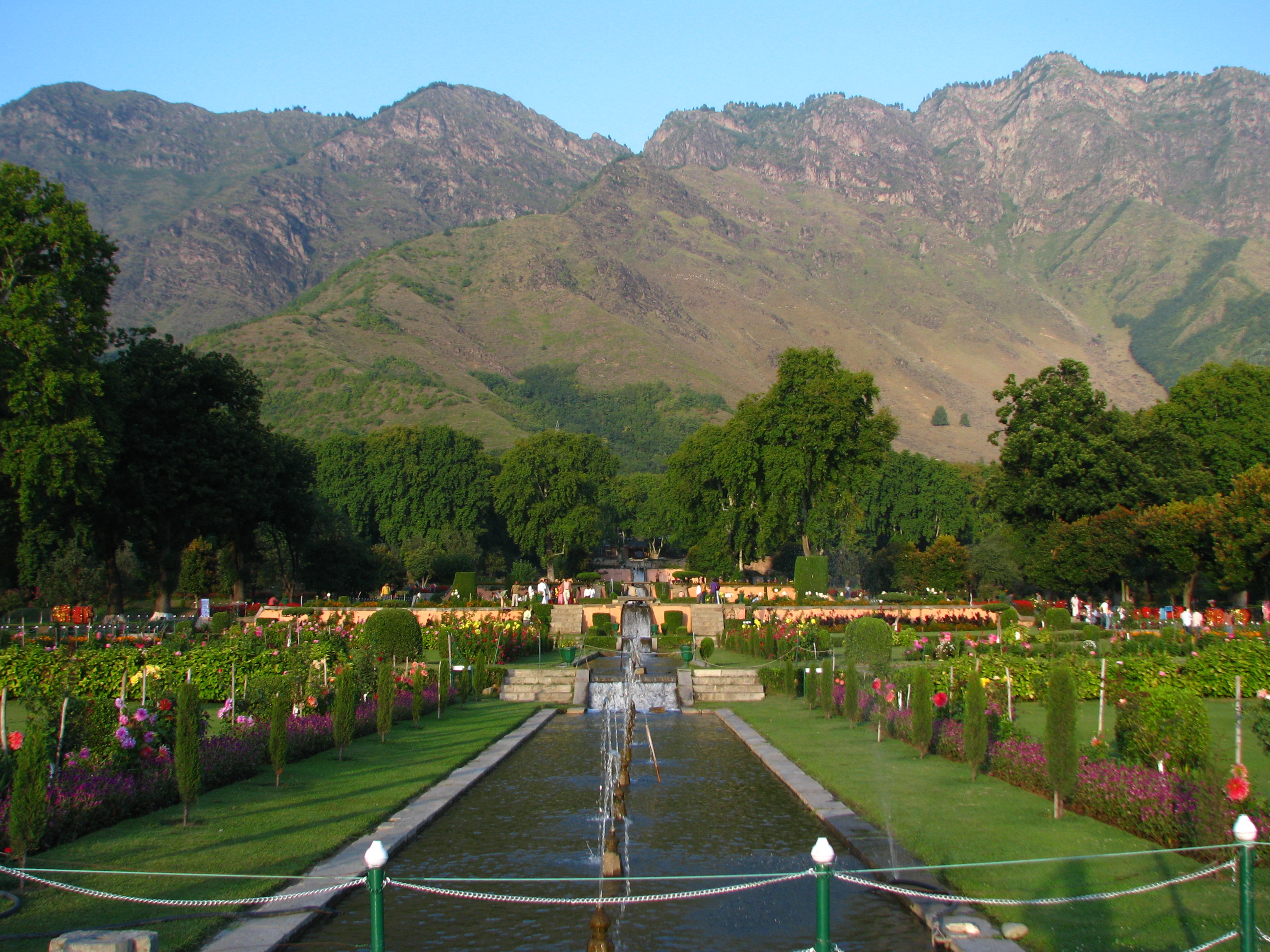 http://prasannaholidays.com/staging/wp-content/uploads/2014/05/India_-_Srinagar_-_023_-_Nishat_Bagh_Mughal_Gardens.jpg