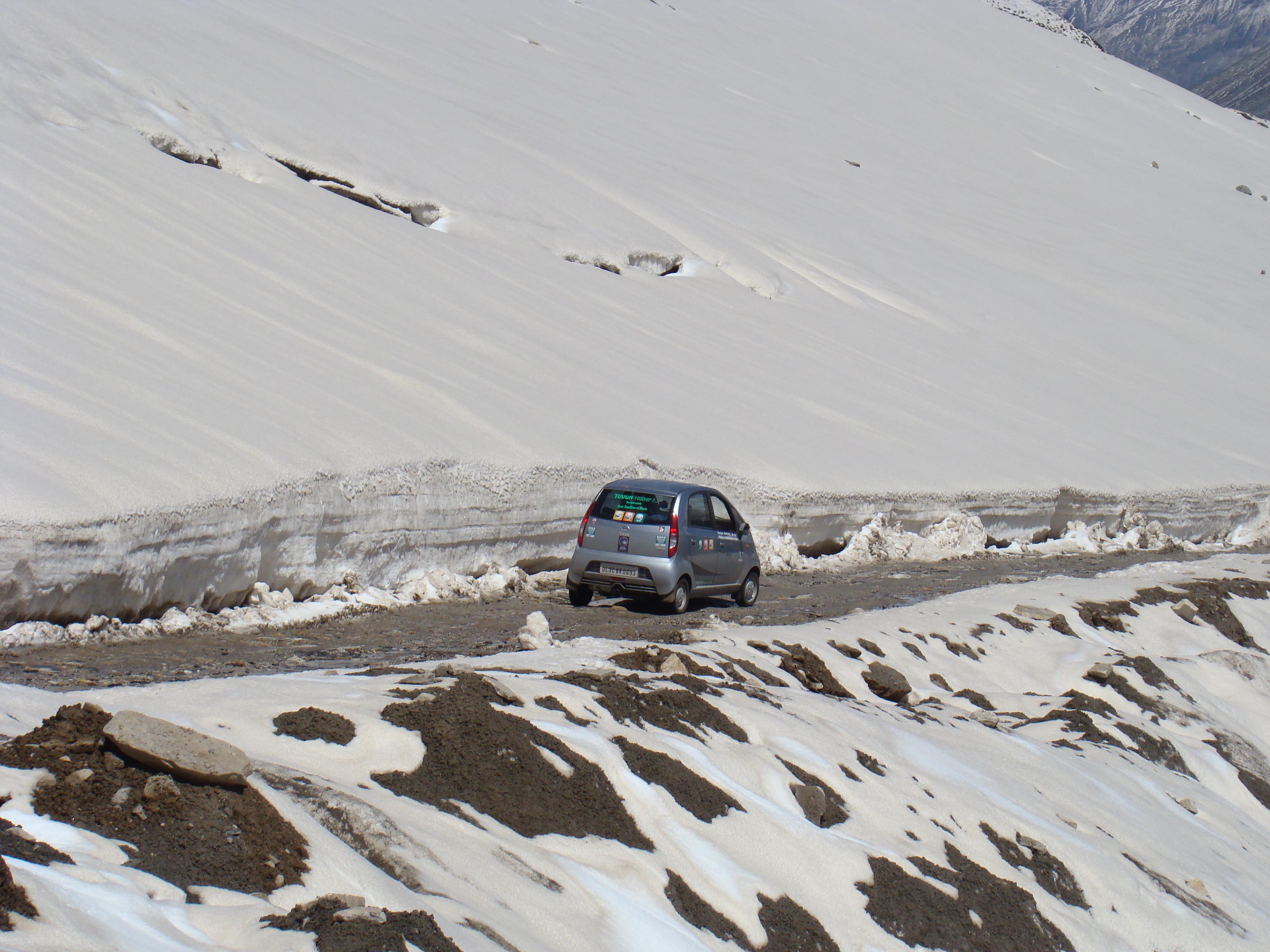 http://prasannaholidays.com/staging/wp-content/uploads/2014/05/Just-crossed-Rohtang-Pass.jpg