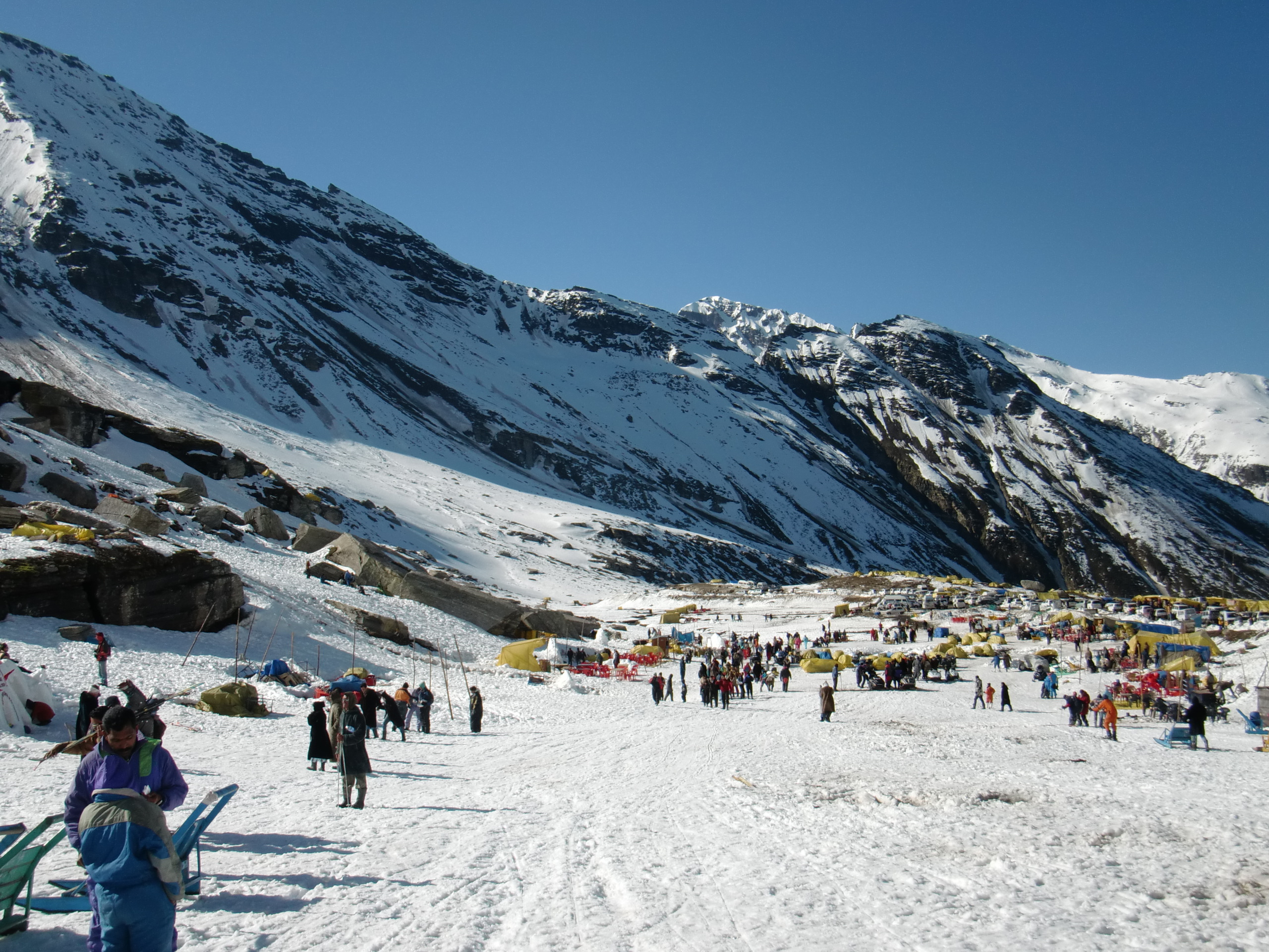 http://prasannaholidays.com/staging/wp-content/uploads/2014/05/Rohtang_pass_snowy_valley01.jpg