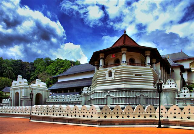 http://prasannaholidays.com/staging/wp-content/uploads/2014/05/The-Temple-of-the-Sacred-Tooth-Relic-Kandy-Sri-Lanka1.jpg