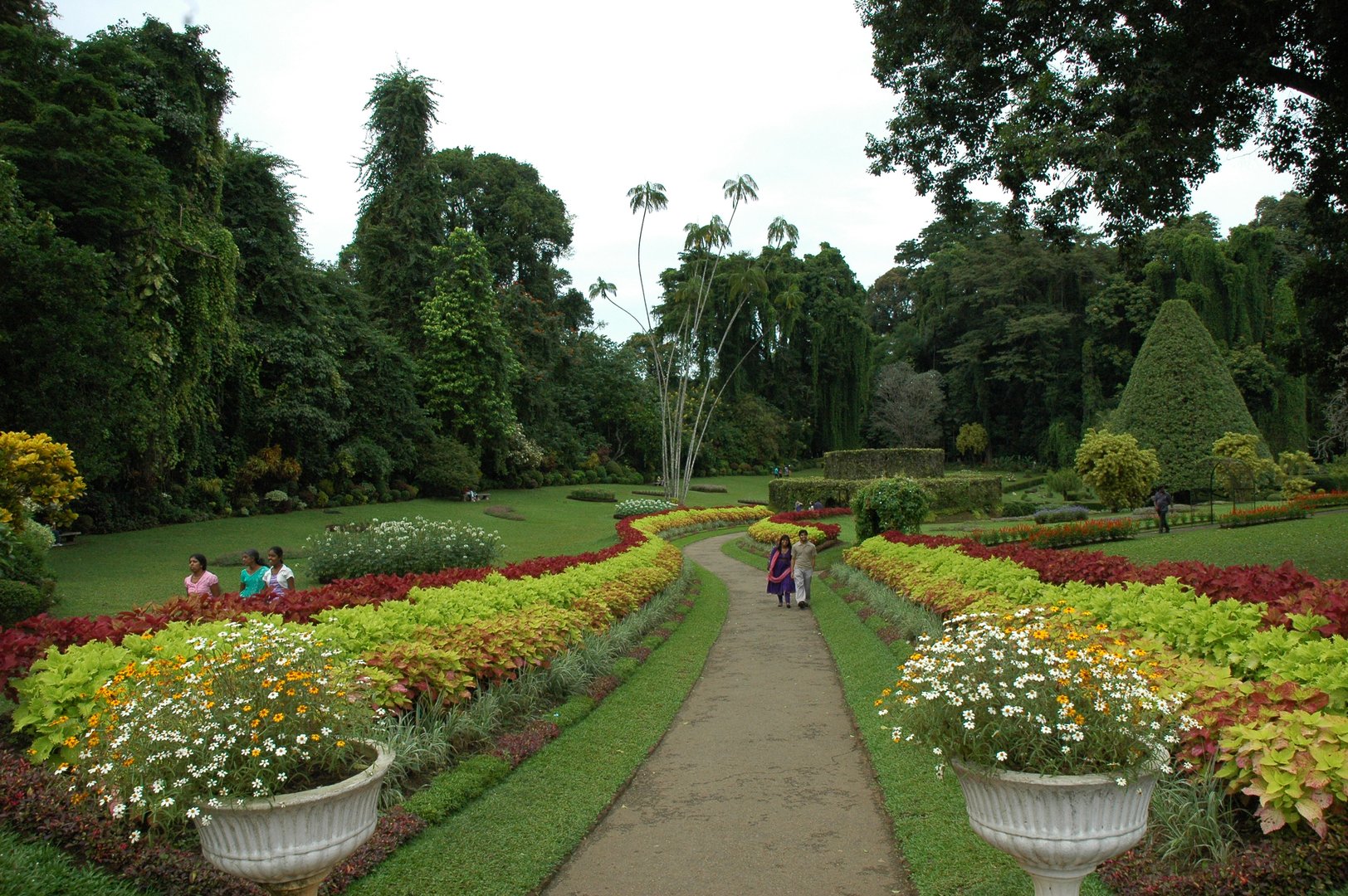 http://prasannaholidays.com/staging/wp-content/uploads/2014/05/kandy-botanical-garden-sri-lanka-mysrilankatravel.jpg